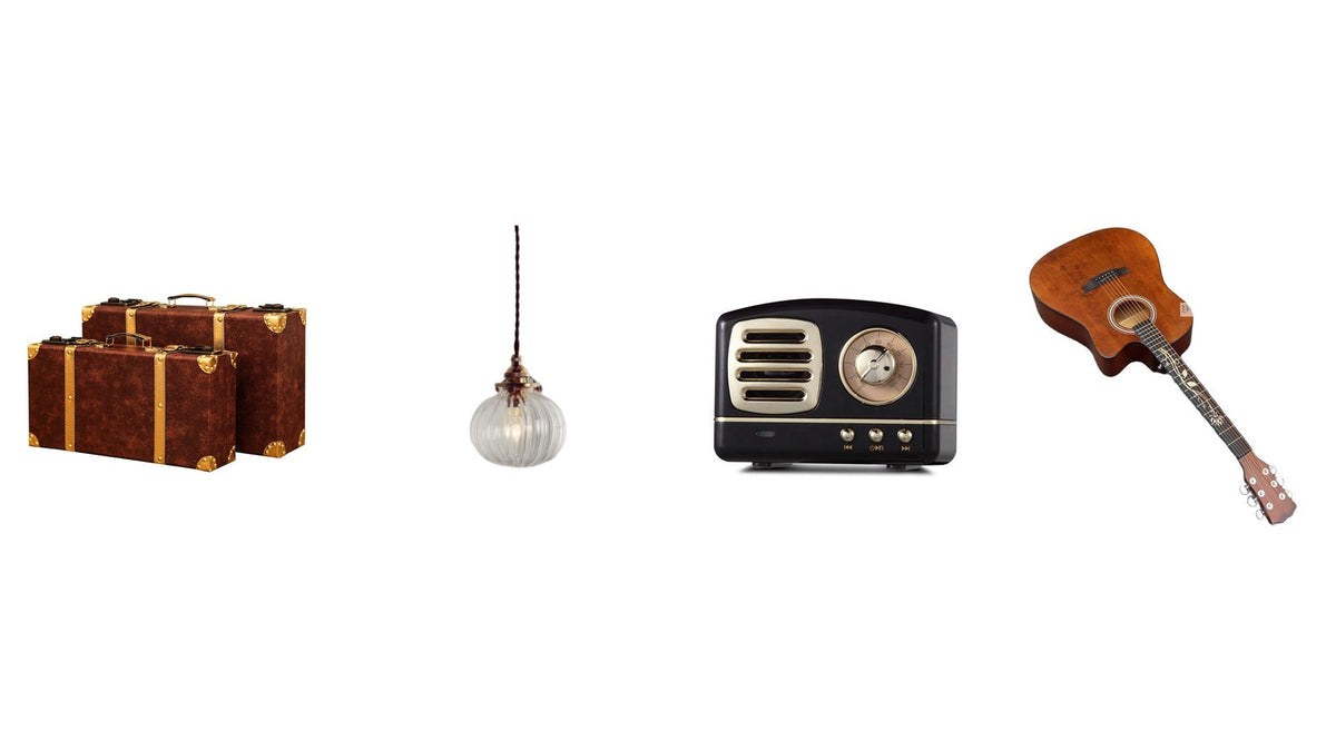 Effet Kodak : valise ancienne, suspension en verre strié, enceinte style TSF et guitare folk sur fond blanc