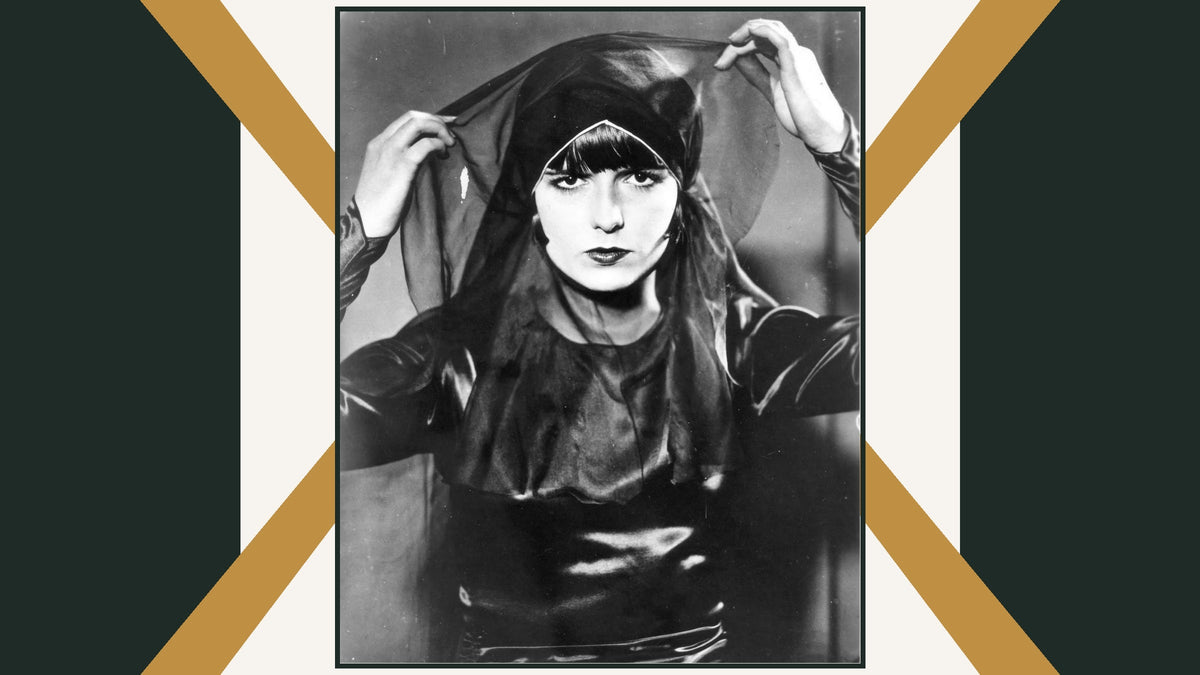 Portrait publicitaire en noir et blanc de Louise Brooks pour Loulou en 1929, encadré de lignes géométriques vertes et dorées Image