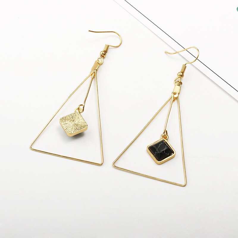 femme-triangle-des-annees-80-boucle-d-oreille